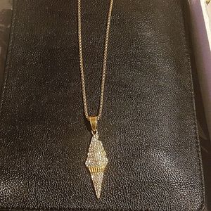 Styling steel necklace with a ice cream